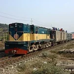 Locomotora 2513 con tren de pasajeros: Un vistazo a la Clase 2400 de los Ferrocarriles de Bangladesh